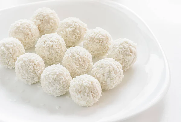 Witte Zoete Kokosnoot Truffels Closeup Witte Achtergrond Selectieve Focus — Stockfoto