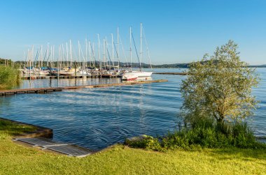 Maggiore Gölü, Leggiuno, Lombardy, İtalya 'da Sasso Moro adlı küçük turist limanı