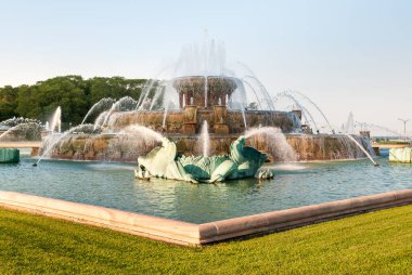 Buckingham Memorial Fountain, Grant Park ve Chicago 'nun merkezindeki arka planda, Illinois, Usa