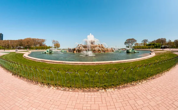 Buckingham Memorial Fountain Center Grant Park Chicago Skyline Background Illinois — Stock Photo, Image