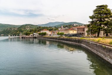 Varese, İtalya 'da Maggiore Gölü kıyısındaki Luino turizm kasabasının Lakefront' u.