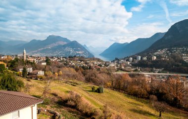 Görüntü Collina d 'Oro' dan veya Gentilino köyünün Golden Hill 'inden, İsviçre' nin Ticino kantonundaki Lugano bölgesinden.