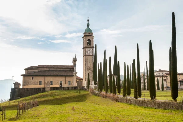 Blick Auf Die Von Hohen Zypressen Umgebene Kirche Sant Abbondio — Stockfoto