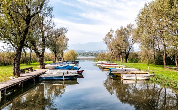 Lago de Varese, el pequeño puerto de Azzate — Foto de Stock