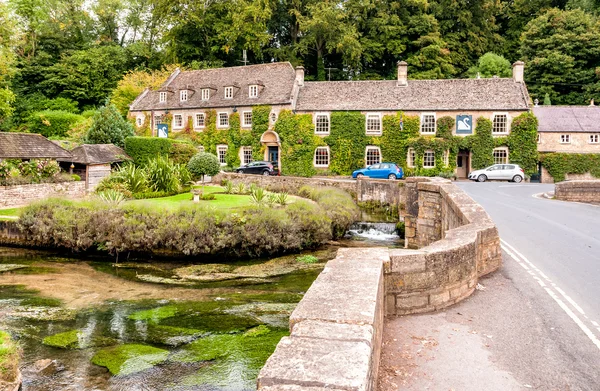 Casa de campo hotel na aldeia Cotswold de Bibury — Fotografia de Stock