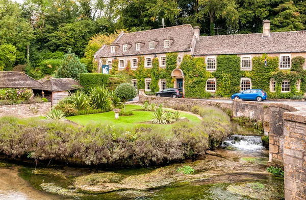 Hotell på landet i landsbyen Bibury i Cotswold – stockfoto