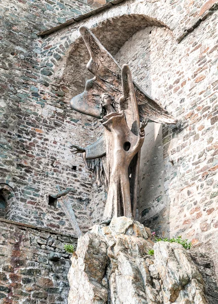 Staty av saint michael ärkeängeln — Stockfoto