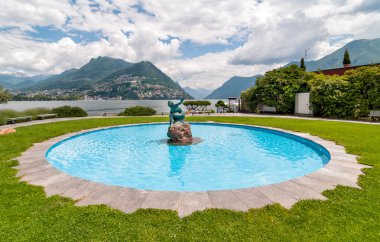 Lugano Paradiso şehrinde Lugano Gölü boyunca Acquaiola çeşme, Ticino, İsviçre