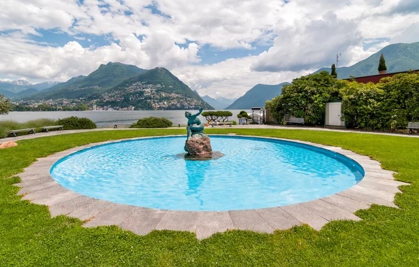 Lugano Paradiso şehrinde Lugano Gölü boyunca Acquaiola çeşme, Ticino, İsviçre