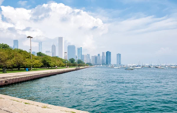 Lago Michigan con Chicago Skyline en el fondo — Foto de Stock