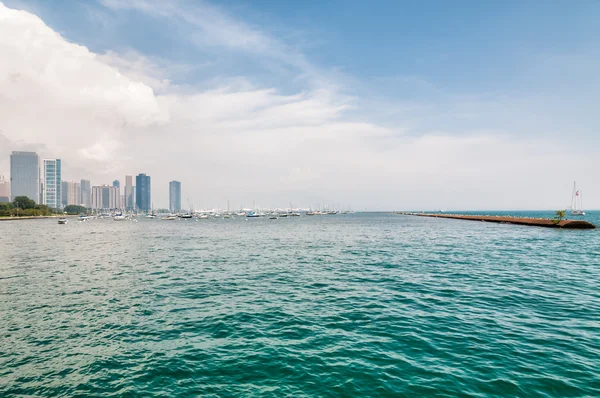 Lago Michigan con Chicago Skyline en el fondo — Foto de Stock