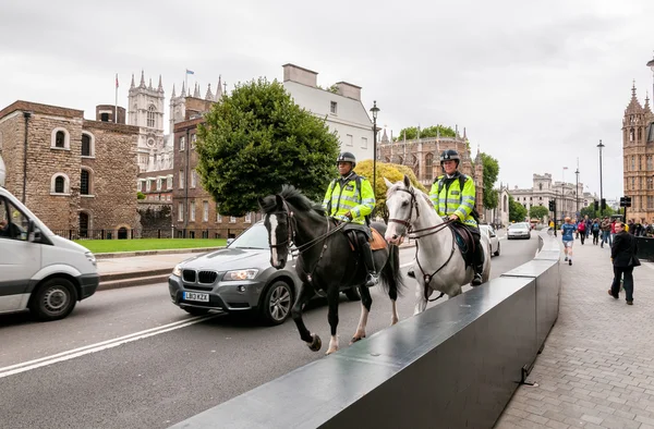 Polícia metropolitana em cavalos — Fotografia de Stock