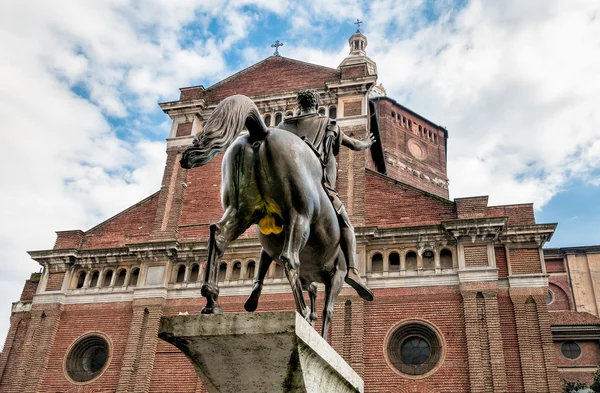 Regisole pomník před katedrálou Pavia — Stock fotografie