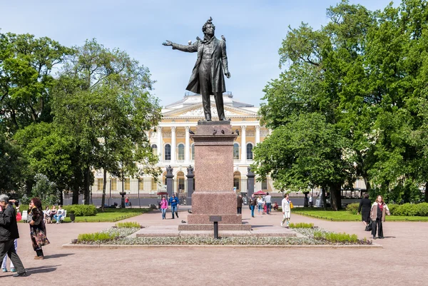 Pomnik Aleksandra Puszkina przed Muzeum rosyjskiego — Zdjęcie stockowe