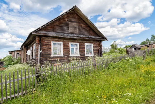 Starý dřevěný dům v ruské vesnici — Stock fotografie