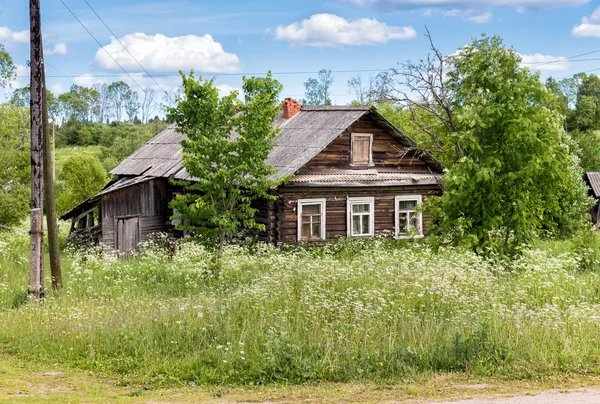 Starý dřevěný dům v ruské vesnici — Stock fotografie