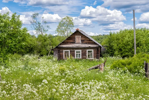 Starý dřevěný dům v ruské vesnici — Stock fotografie