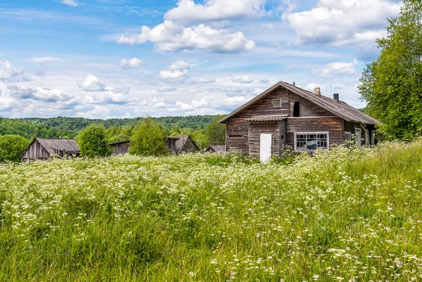 Starý dřevěný dům v ruské vesnici — Stock fotografie