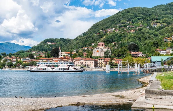 Panoramiczny widok Laveno Mombello — Zdjęcie stockowe