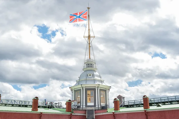 Bandeira Torre em Naryshkin bastião de Peter e Paul Fortaleza — Fotografia de Stock
