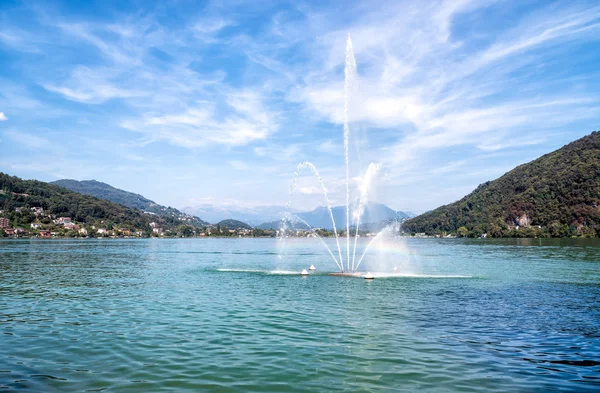 Widok na jezioro Lugano z miejscowości Lavena Ponte Tresa — Zdjęcie stockowe