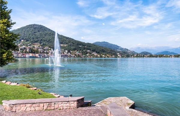 Lake Lugano Lavena Ponte Tresa üzerinden görünümünü — Stok fotoğraf