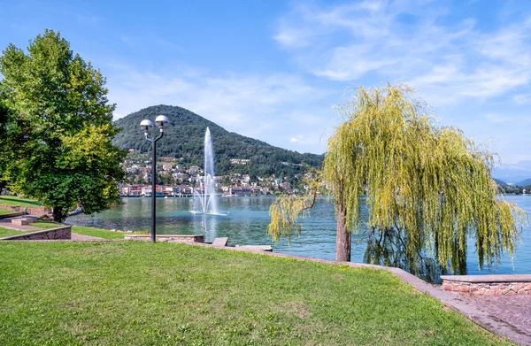 Uitzicht op Lake Lugano van Lavena Ponte Tresa — Stockfoto