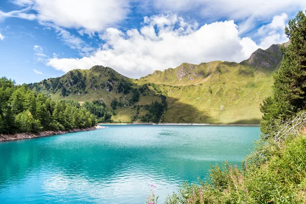 Lago Ritom en los Alpes suizos — Foto de Stock