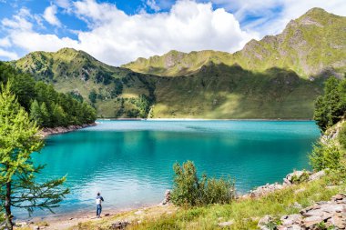 İsviçre Alpleri üzerinde göl Ritom