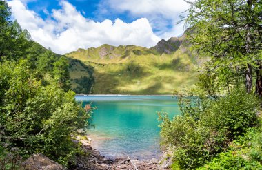 İsviçre Alpleri üzerinde göl Ritom