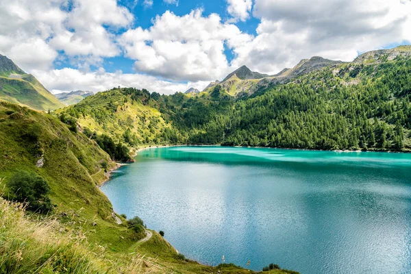 Lago Ritom en los Alpes suizos — Foto de Stock