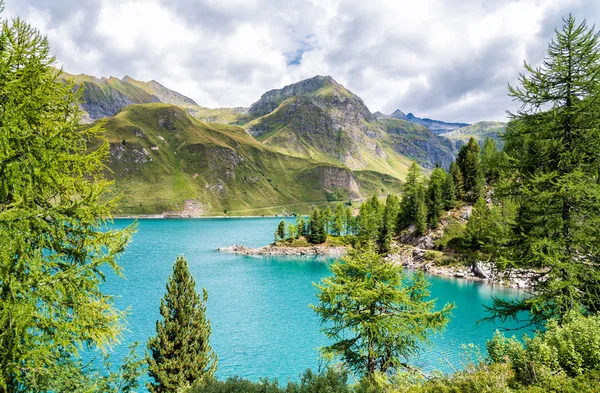 Lago Ritom en los Alpes suizos — Foto de Stock