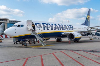 Ferno, Milan-Malpensa, Lombardy, İtalya - 1 Ekim 2025: Düşük maliyetli havayolu şirketi Ryanair 'in Boeing uçağı Milan Malpensa Uluslararası Havaalanında.