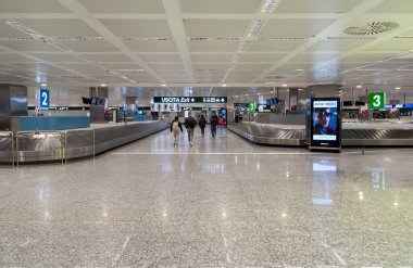 Ferno, Milan-Malpensa, Lombardy, İtalya - 11 Ekim 2025: Milan Malpensa Uluslararası Havalimanı Terminal 1 çıkışındaki bagaj teslim yeri.