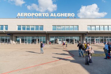 Alghero, Sardinya, Itay - 1 Ekim 2025: Sardunya 'daki Alghero-Fertilia Uluslararası Havaalanı' nın dış görünümü.