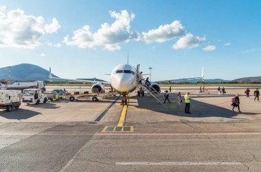 Alghero, Sardinia, Itay - 1 Ekim 2025: Yolcular Sardinya 'daki Alghero-Fertilia Uluslararası Havaalanı' nda Ryanair uçağından indiler.