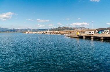 Arbatax, Sardinya, İtalya limanı ile Akdeniz 'in manzaralı kıyı manzarası.