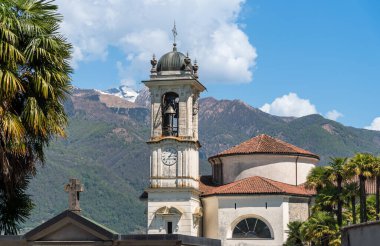 İsviçre 'nin Ticino kantonundaki Gambarogno kasabası olan Magadino' daki San Carlo Borromeo Kilisesi 'nin manzarası..