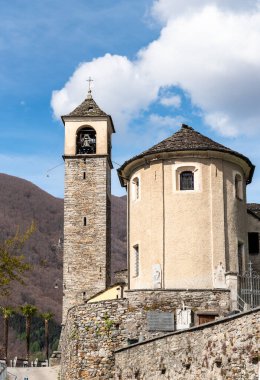 İsviçre 'nin Ticino kantonundaki bir dağ köyü olan Mergoscia' da yer alan Saint Carpoforo ve Gottardo Kilisesi 'nin manzarası.