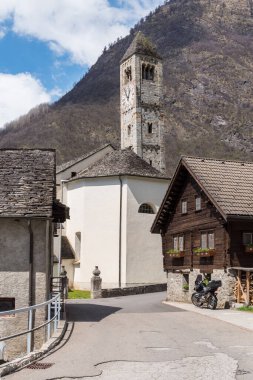 İsviçre 'nin Ticino kantonundaki Blenio kasabası Olivone' da yer alan San Martino kilisesinin manzarası..
