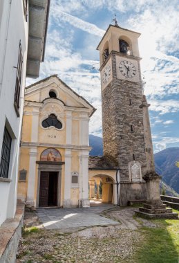 İsviçre 'nin Ticino kantonundaki bir dağ köyü olan Mergoscia' da yer alan Saint Carpoforo ve Gottardo Kilisesi 'nin manzarası.
