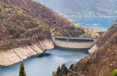 İsviçre 'nin Ticino kantonundaki Mergoscia köyünden Contra Barajı manzarası.