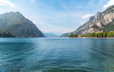Como Gölü ve çevresindeki dağların manzarası Lombardy, Kuzey İtalya 'daki Lecco şehrinden görülüyor.