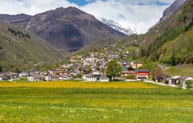 İsviçre 'nin Ticino kantonunda yer alan İsviçre' nin Blenio belediyesinin küçük bir köyü olan Aquila 'nın manzarası