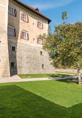 İtalya 'nın Trento kentindeki Vigo di Ton şehrinde bulunan Gotik bir ortaçağ tepe şatosunun dış uzayı..