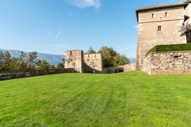 İtalya 'nın Trento kentindeki Vigo di Ton şehrinde bulunan Gotik bir ortaçağ tepe şatosunun dış uzayı..