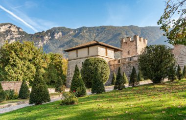 İtalya 'nın Trento kentindeki Vigo di Ton şehrinde bulunan Gotik bir ortaçağ tepe şatosunun dış uzayı..