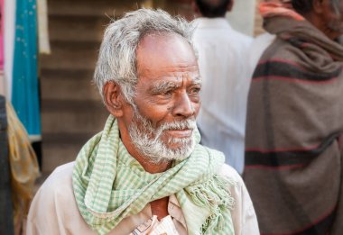 Puttaparthi, Andhra Pradesh, Hindistan - 12 Ocak 2013: Puttaparthi 'de kır saçlı ve beyaz sakallı yaşlı bir Hintlinin sokak portresi