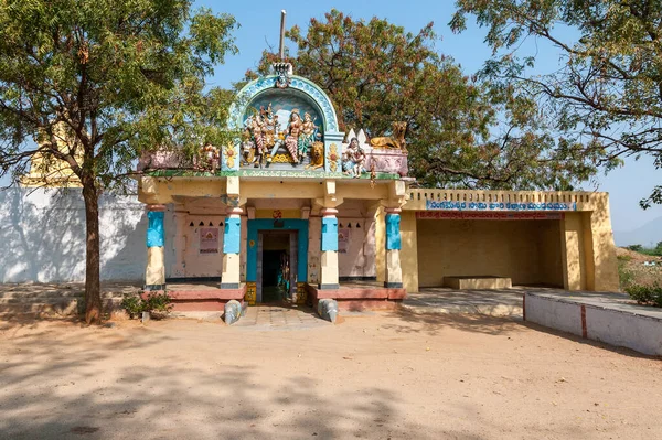 Antik Sathya Sai Baba Tapınağı, Andhra Pradesh, Hindistan 'da Puttaparthi' nin dışında yer almaktadır..