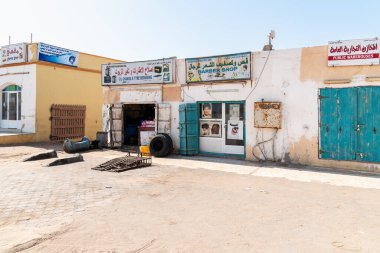 Muscat, Umman - 14 Şubat 2020: Umman 'ın varoş bölgesinde yol kenarındaki küçük dükkanların görüntüsü.